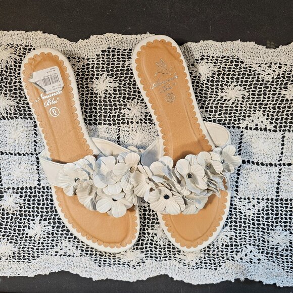 Amanda Blu white floral slides - Picture 1 of 4
